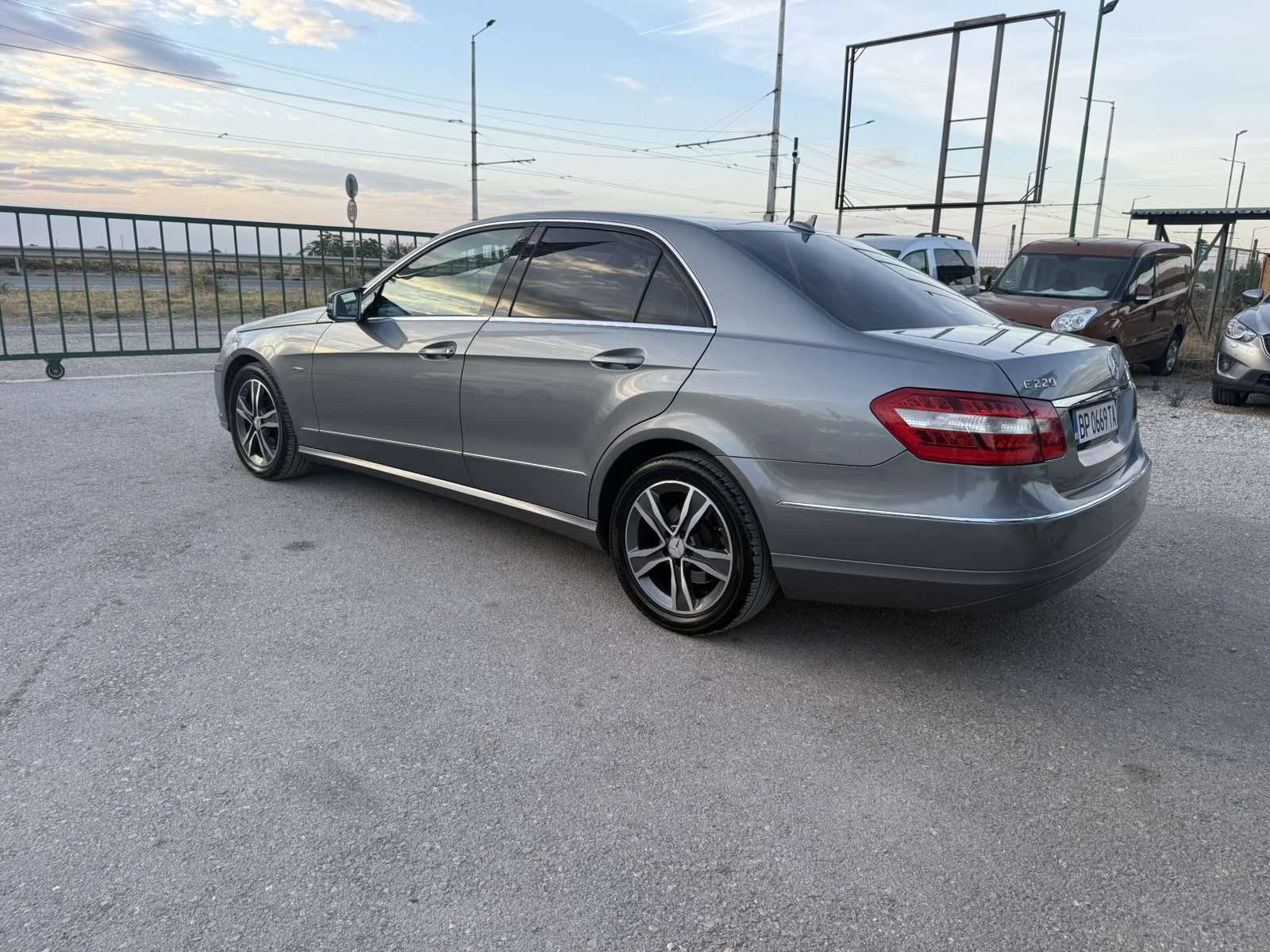 Mercedes-Benz E 220 2.2CDI AVTOMAT BLUE EFFICIENCY, снимка 8 - Автомобили и джипове - 56432669
