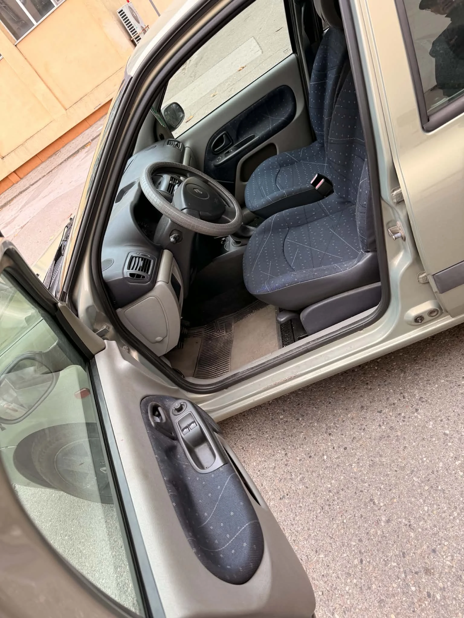 Renault Clio 1.2, снимка 4 - Автомобили и джипове - 56705319