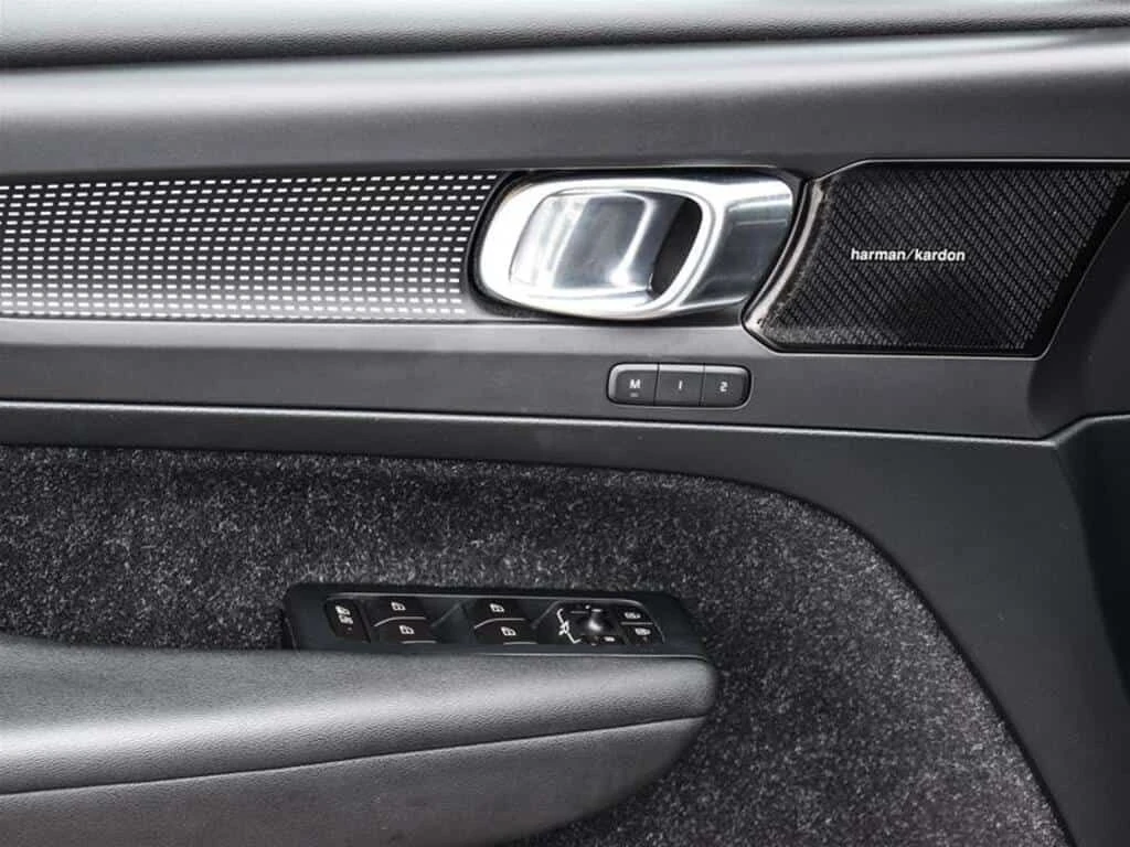 Volvo XC40 * T5 R Design | 360 Camera | Harman Kardon Sound *, снимка 10 - Автомобили и джипове - 53862695