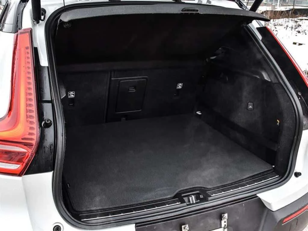 Volvo XC40 * T5 R Design | 360 Camera | Harman Kardon Sound *, снимка 15 - Автомобили и джипове - 53862695