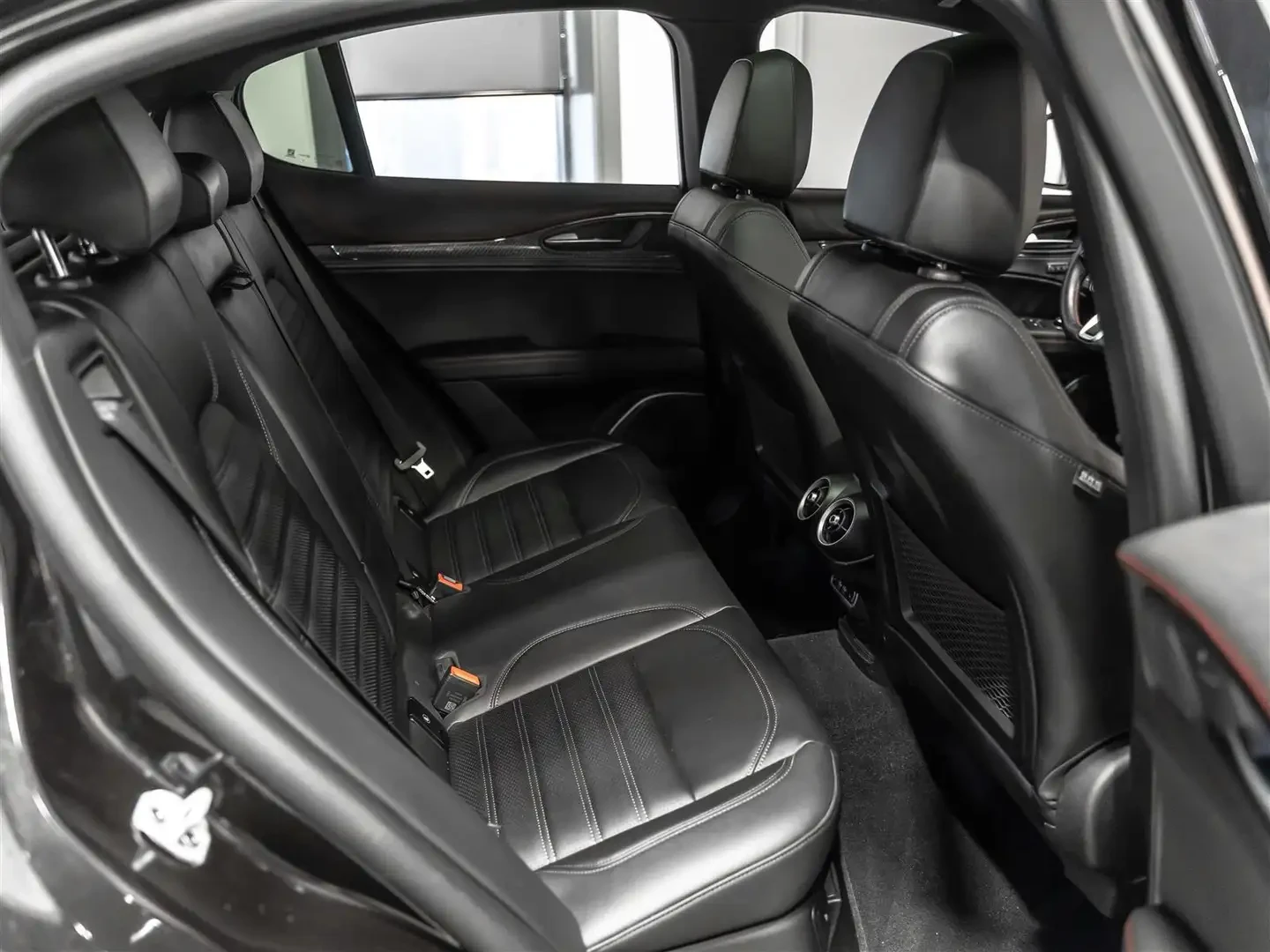 Alfa Romeo Stelvio Estrema| Q4| Carbon PKG| Harman Kardon, снимка 12 - Автомобили и джипове - 55194317