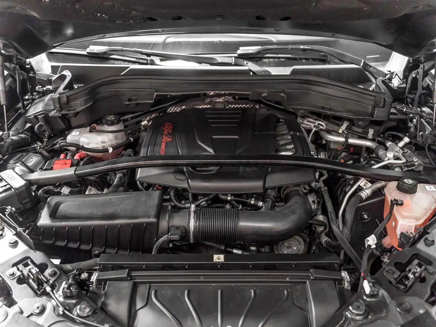 Alfa Romeo Stelvio Estrema| Q4| Carbon PKG| Harman Kardon, снимка 4 - Автомобили и джипове - 55194317