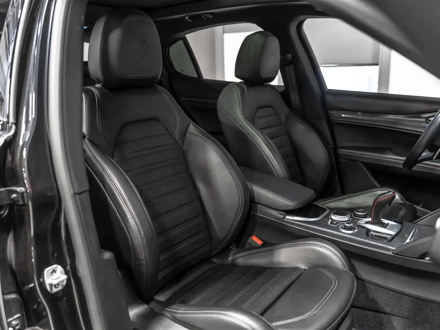 Alfa Romeo Stelvio Estrema| Q4| Carbon PKG| Harman Kardon, снимка 10 - Автомобили и джипове - 55194317