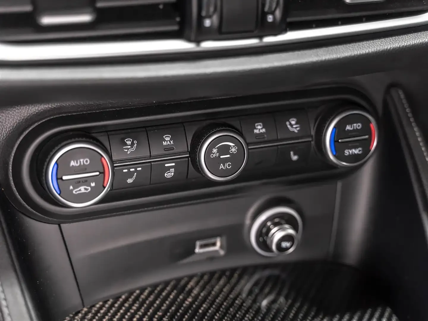 Alfa Romeo Stelvio Estrema| Q4| Carbon PKG| Harman Kardon, снимка 17 - Автомобили и джипове - 55194317