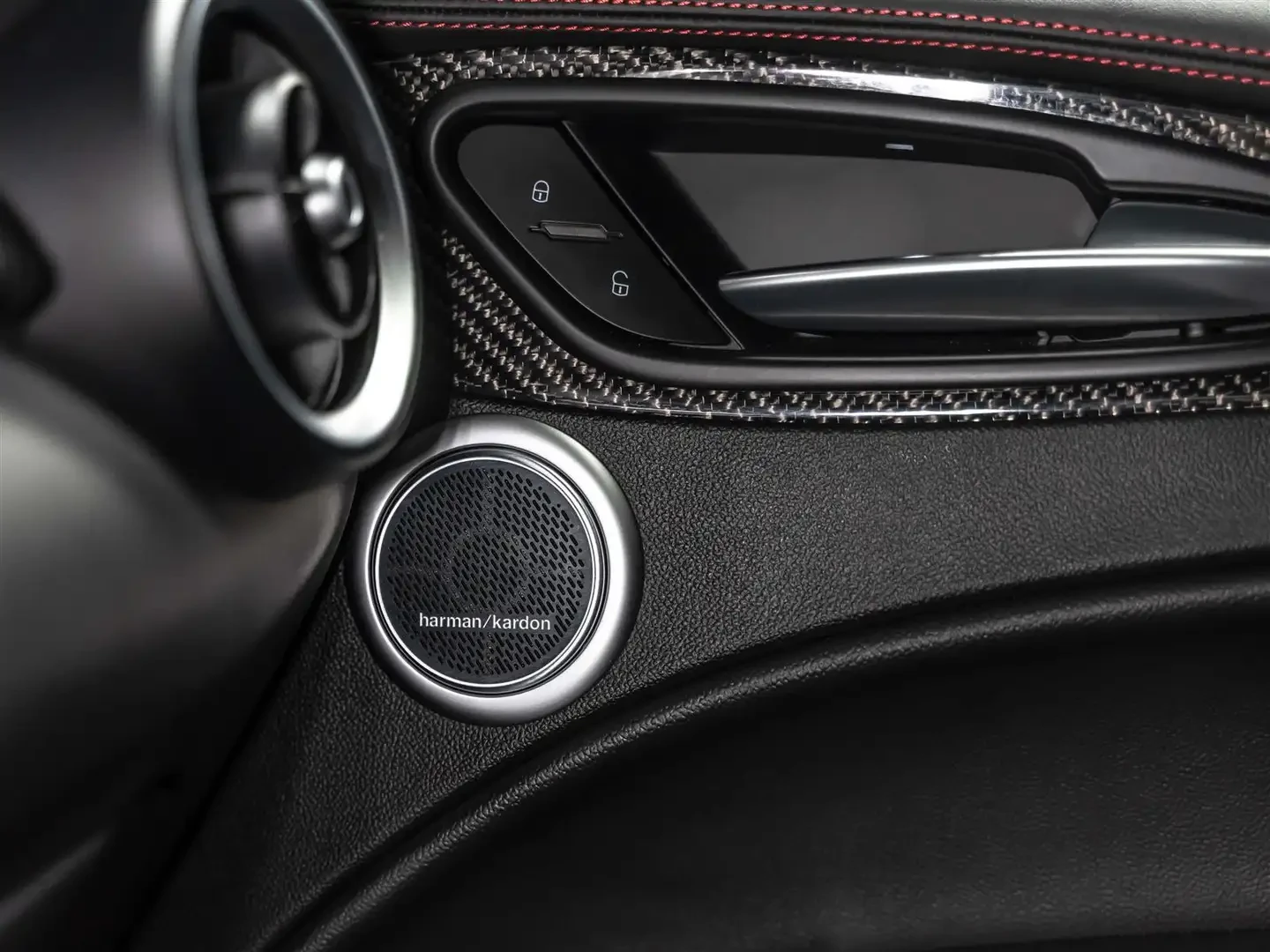 Alfa Romeo Stelvio Estrema| Q4| Carbon PKG| Harman Kardon, снимка 15 - Автомобили и джипове - 55194317