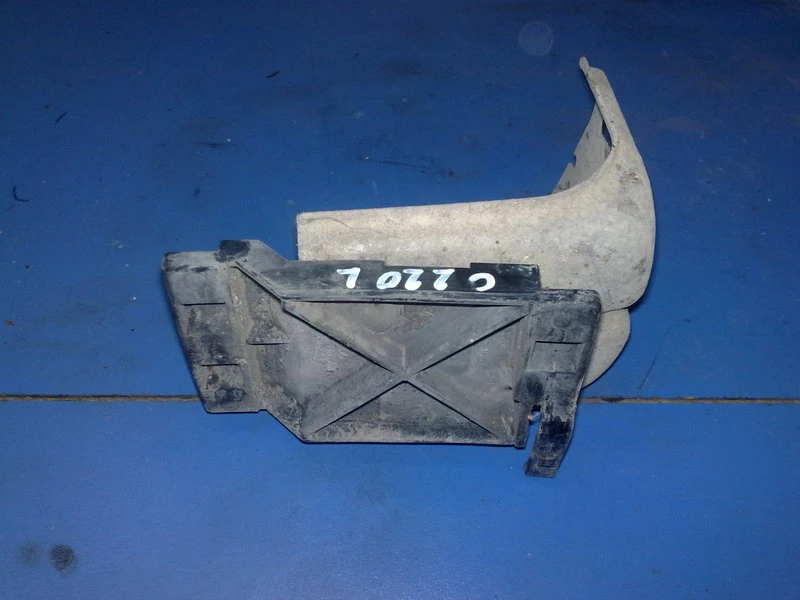 Ляв водач предна броня за Мерцедес Ц-класа 98г.