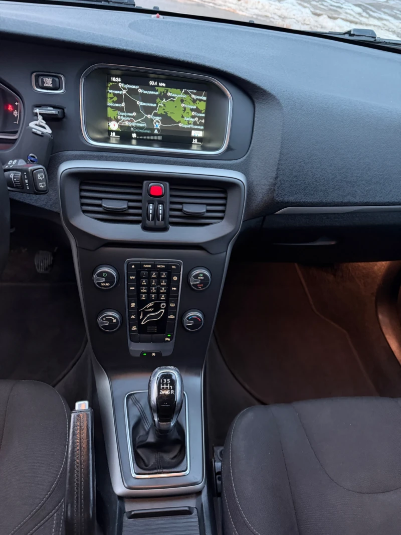 Volvo V40 2.0d euro6b , снимка 12 - Автомобили и джипове - 53542276