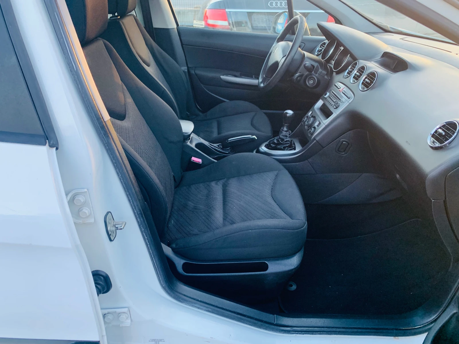 Peugeot 308 1.6hdi 90к.с., снимка 14 - Автомобили и джипове - 53829656