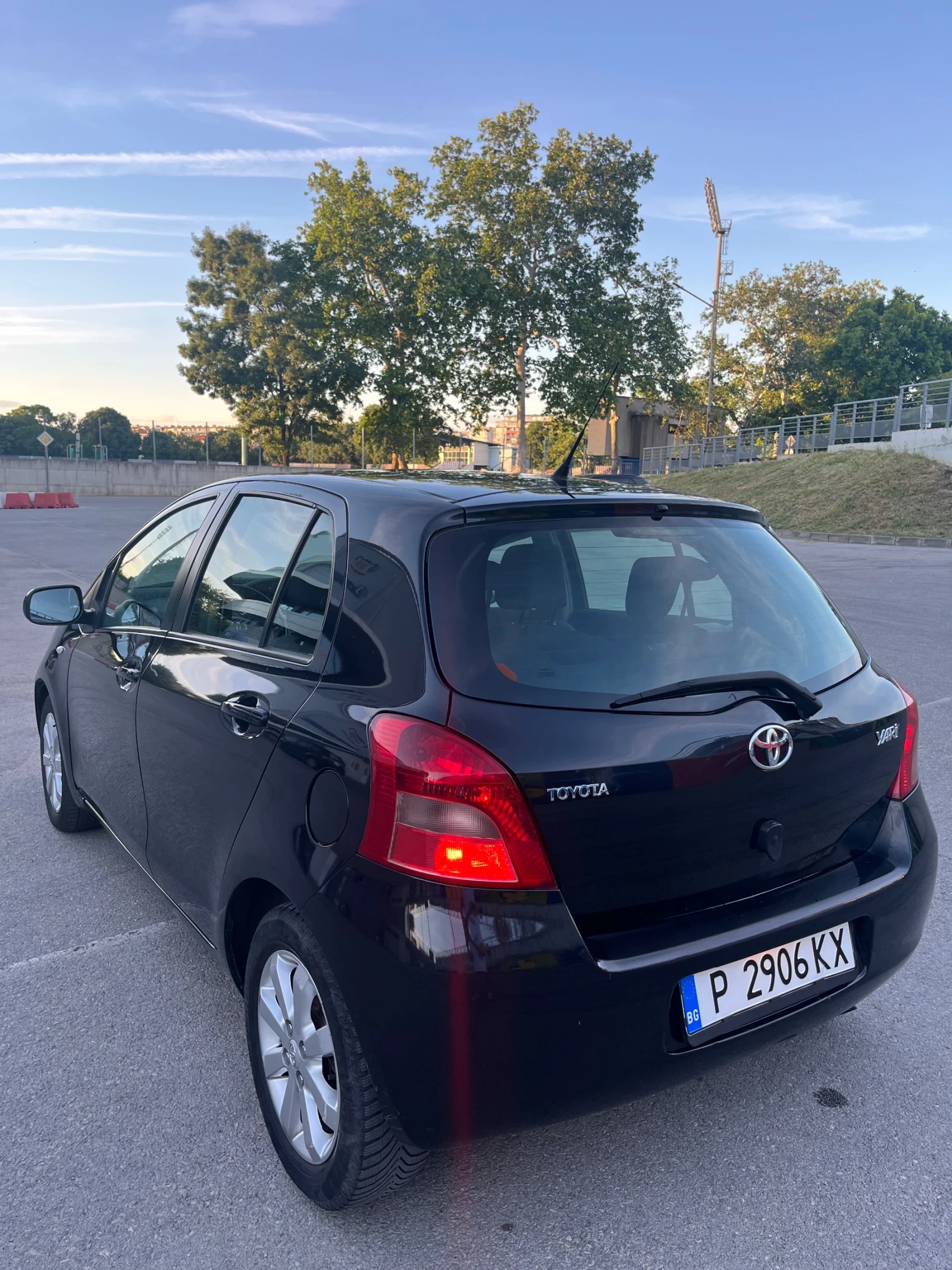 Toyota Yaris Toyota Yaris 1.3/ 87 к.с. | Икономична | Обслужена, снимка 4 - Автомобили и джипове - 55622344