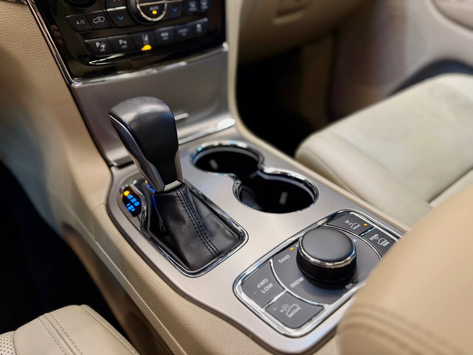 Jeep Grand cherokee 5.7 Trail Rated, снимка 9 - Автомобили и джипове - 54017784