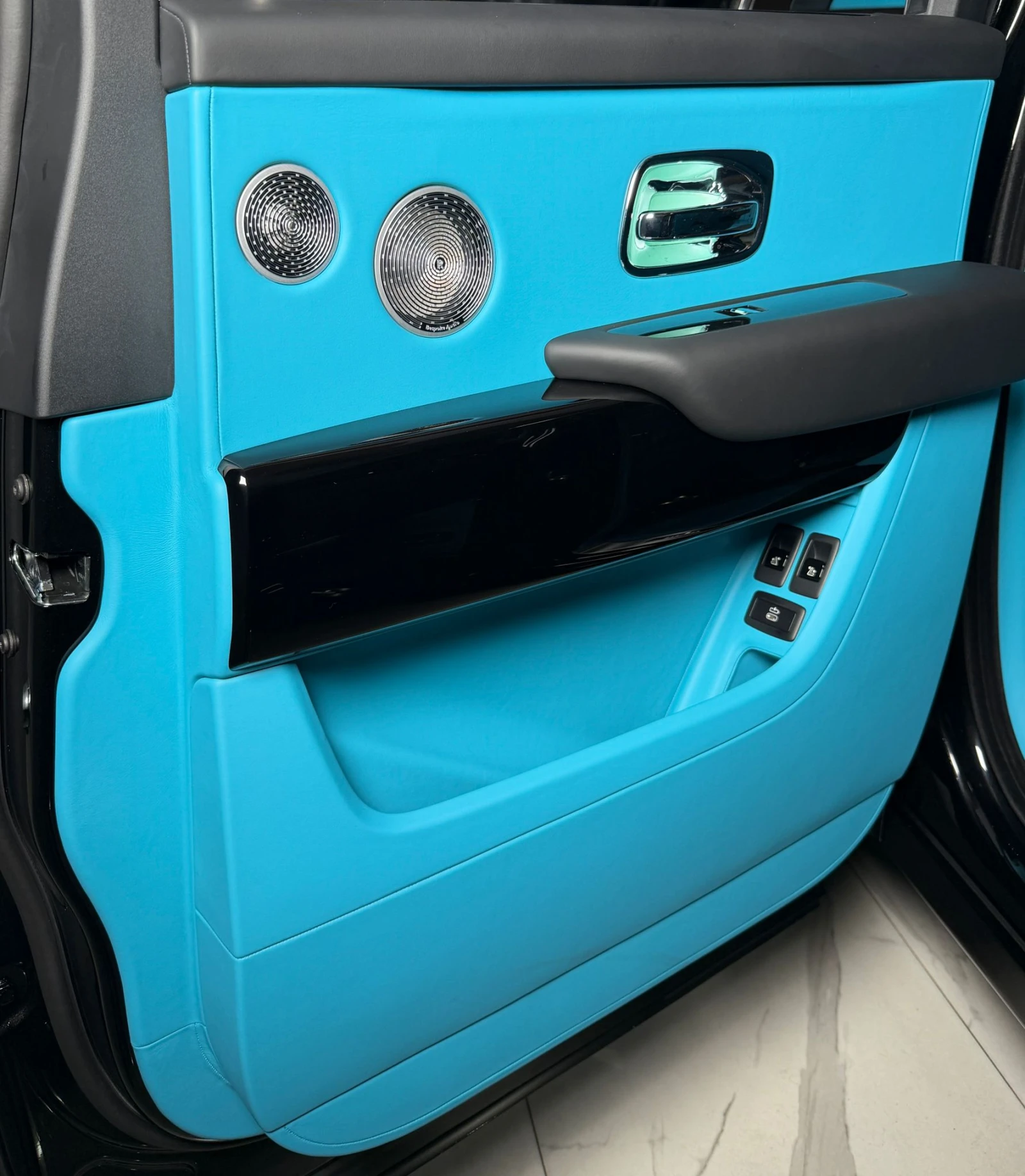 Rolls-Royce Cullinan Series II Facelift* Black+ Turchese, снимка 14 - Автомобили и джипове - 54275490