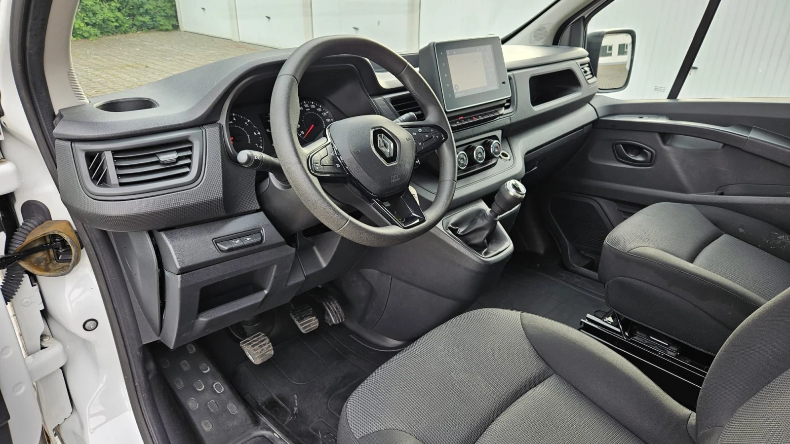 Renault Trafic H1L1, снимка 8 - Бусове и автобуси - 56299122