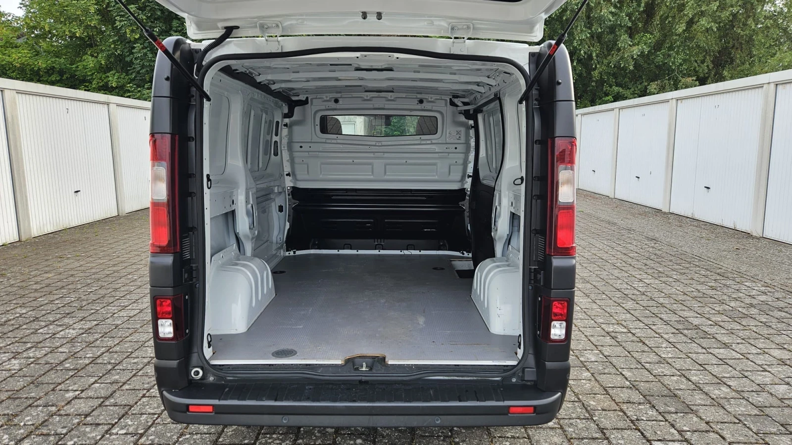 Renault Trafic H1L1, снимка 16 - Бусове и автобуси - 56299122