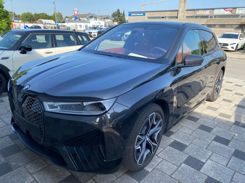 BMW iX xDrive50/SPORTPACK/SKY LOUNGE/H&K/LASER/SOFT CLOSE, снимка 2 - Автомобили и джипове - 47591176