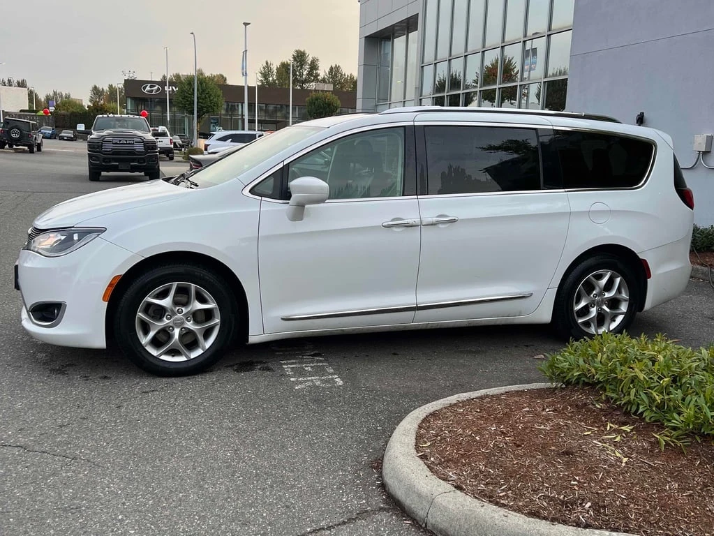 Chrysler Pacifica * Touring L Plus * CARFAX * БЕЗ ПЪРВОНАЧАЛНА ВНОСК - изображение 2
