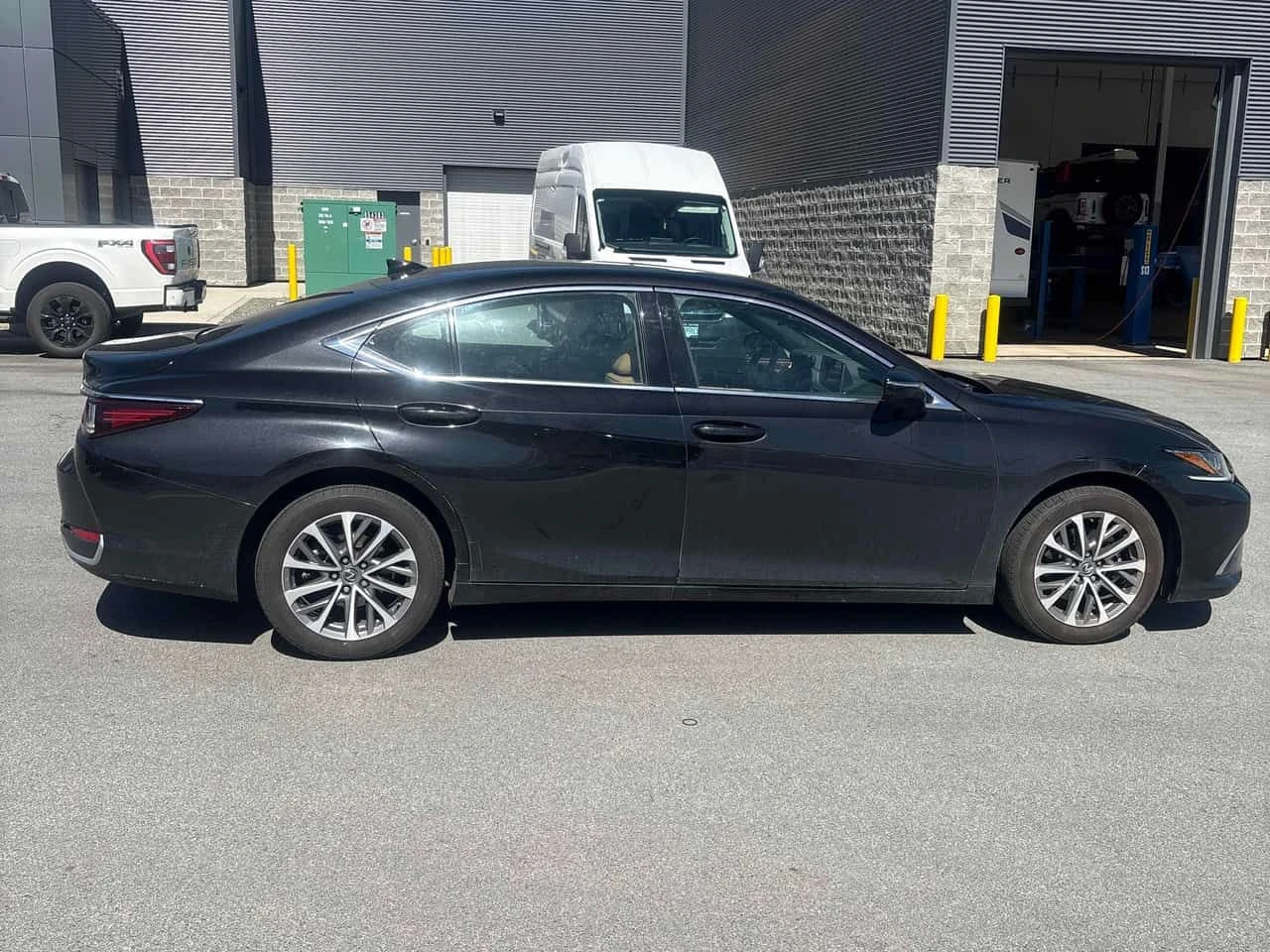 Lexus ES * 250 * CARFAX * ОБДУХВАНЕ * СЛЕДЕНЕ НА ЛЕНТИ, снимка 3 - Автомобили и джипове - 54143906