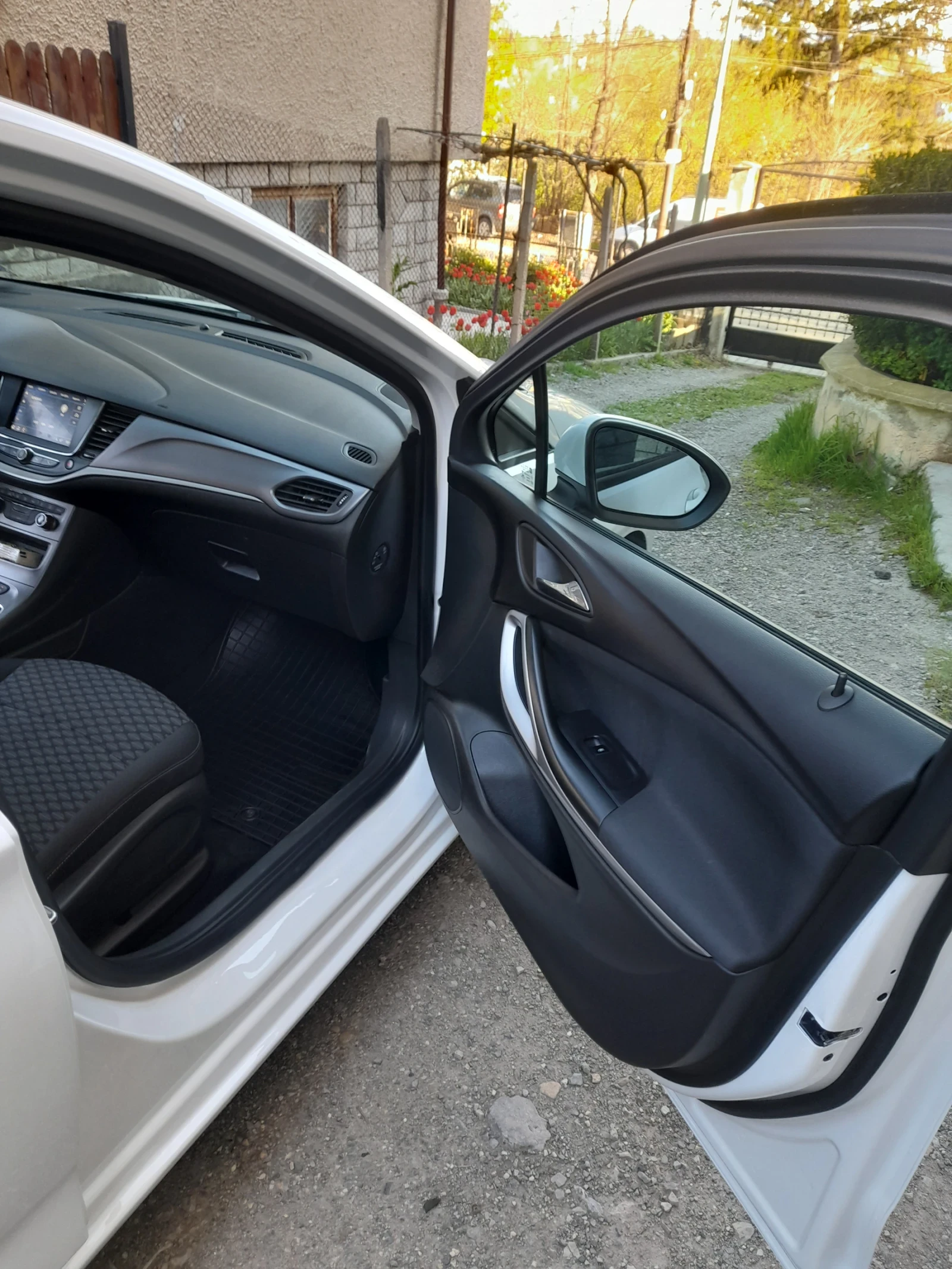 Opel Astra 1.2-TURBO 131ks ELEGANS, снимка 11 - Автомобили и джипове - 54305555