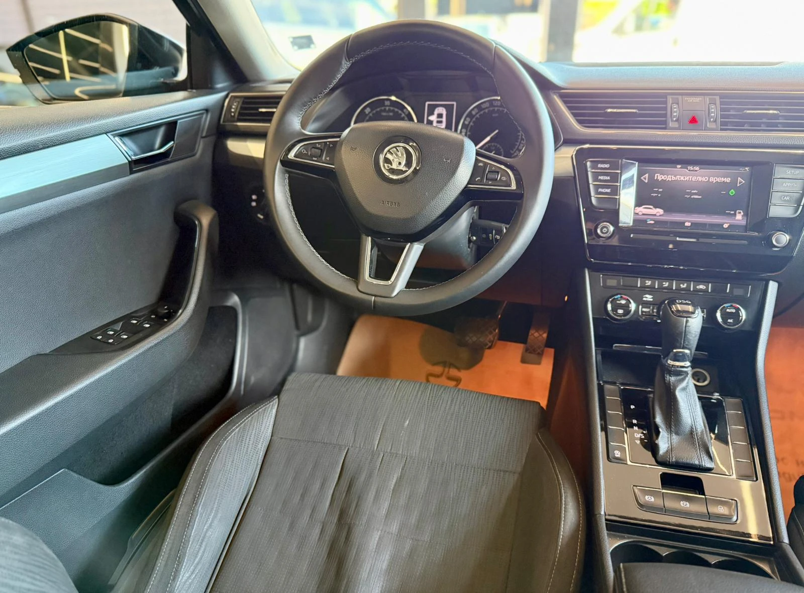 Skoda Superb  2.0tdi* ДИСТРОНИК * АВТОМАТИК-DSG, снимка 8 - Автомобили и джипове - 54608303