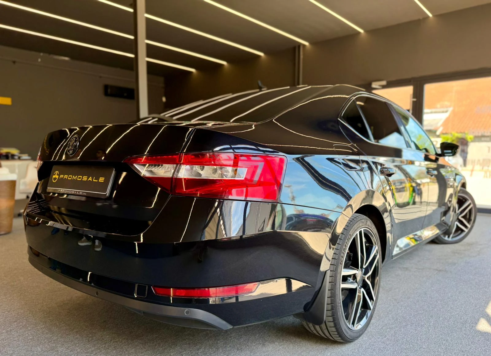 Skoda Superb  2.0tdi* ДИСТРОНИК * АВТОМАТИК-DSG, снимка 4 - Автомобили и джипове - 54608303