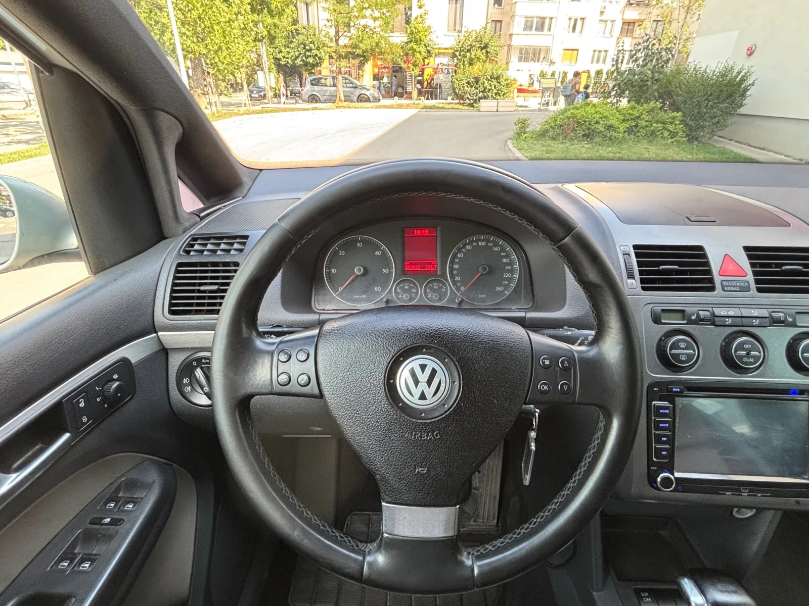 VW Touran 2.0Tdi DSG Full, снимка 10 - Автомобили и джипове - 55588800