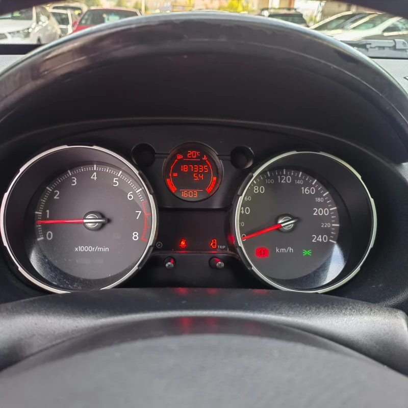 Nissan Qashqai 1.6i, снимка 14 - Автомобили и джипове - 47452519