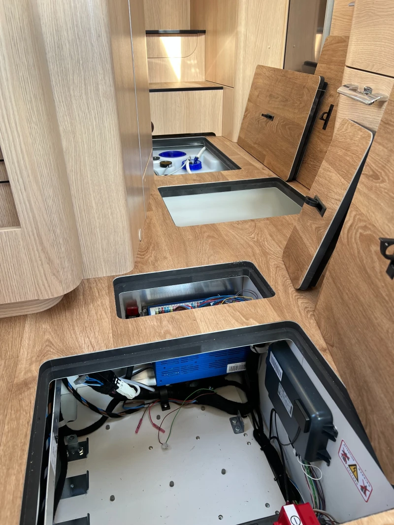 Кемпер HYMER / ERIBA BMC I  600, 3500 kg. Klima, SAT, SLS-шаси  , снимка 15 - Каравани и кемпери - 50702873