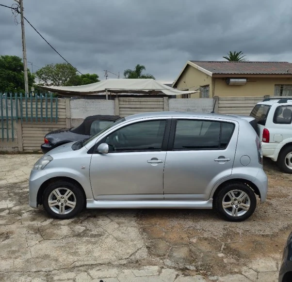 Daihatsu Sirion 1.0 i 12V (69 Hp), снимка 2 - Автомобили и джипове - 53691243