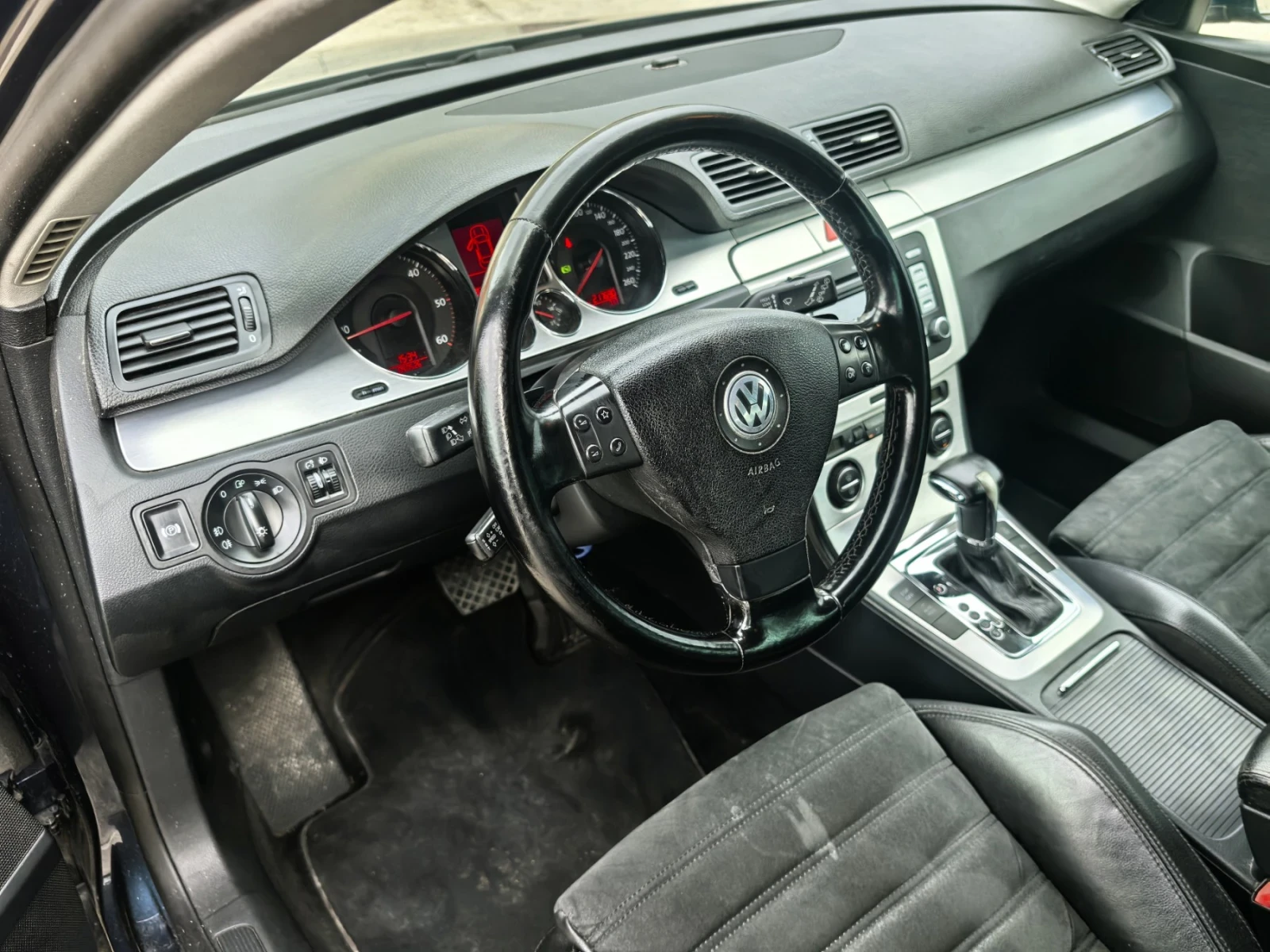 VW Passat 2.0TDI Highline, снимка 10 - Автомобили и джипове - 54502645