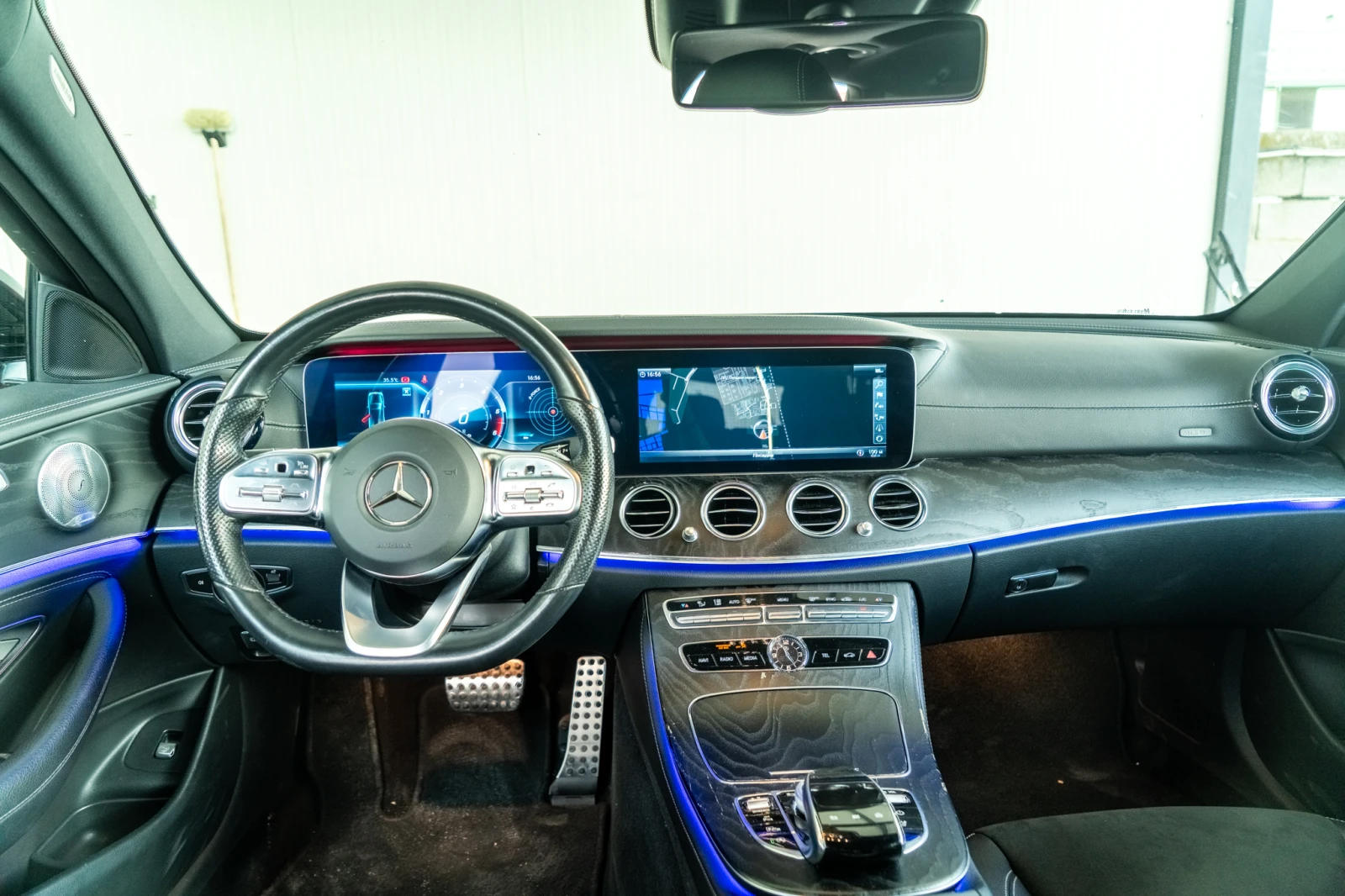 Mercedes-Benz E 400 D = V6 = MULTIBEAM = BURMASTER = FULL = ЛИЗИНГ, снимка 12 - Автомобили и джипове - 55816001