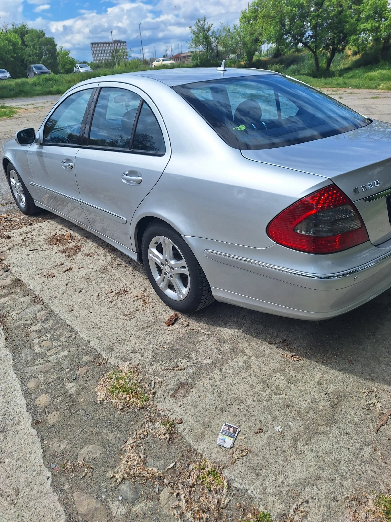 Mercedes-Benz E 220, снимка 3 - Автомобили и джипове - 55966518