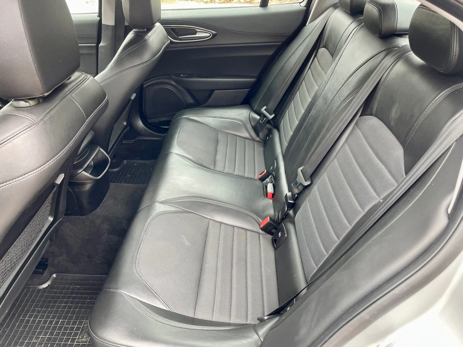Alfa Romeo Giulia 180hp, снимка 15 - Автомобили и джипове - 55979765