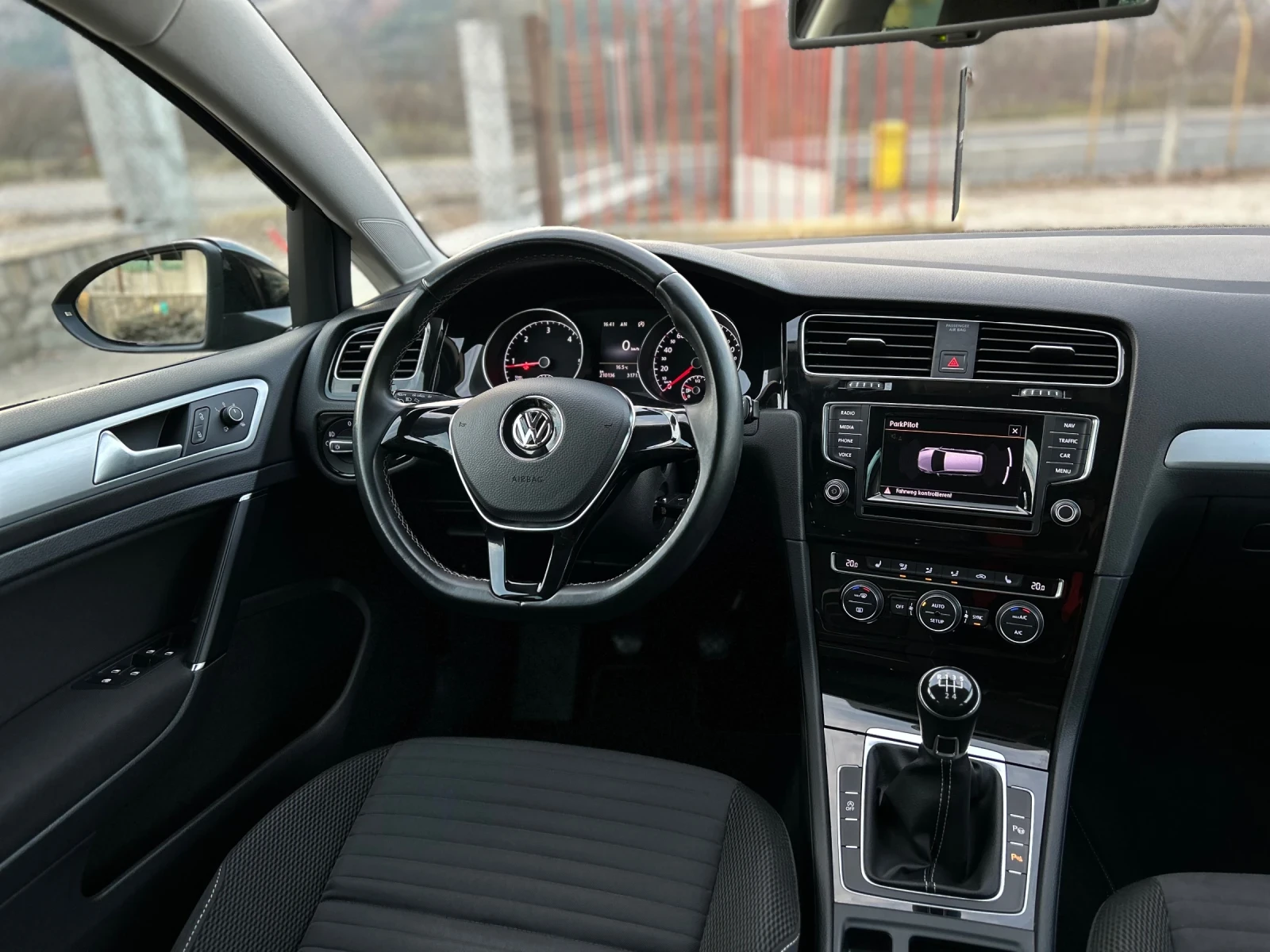 VW Golf 1.6TDI Comfortline CUP PANO - изображение 8