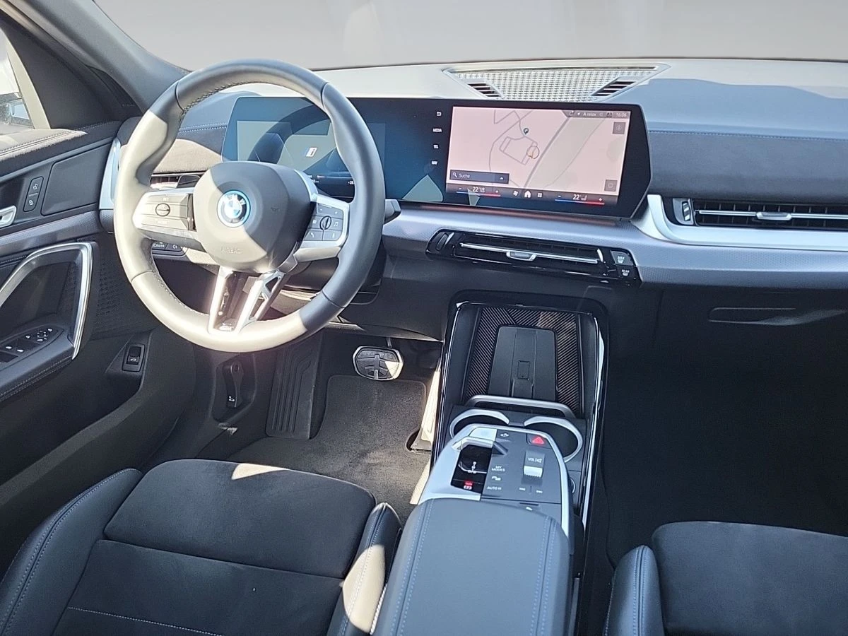 BMW iX2 eDRIVE20/M-SPORT/204HP/LED/PARKASS/AMBI/360/126f - изображение 6