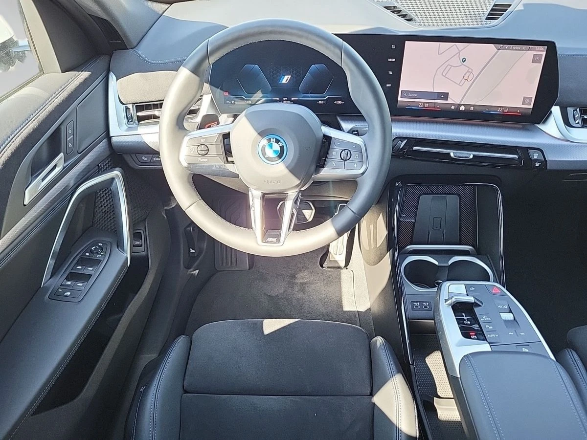 BMW iX2 eDRIVE20/M-SPORT/204HP/LED/PARKASS/AMBI/360/126f - изображение 4
