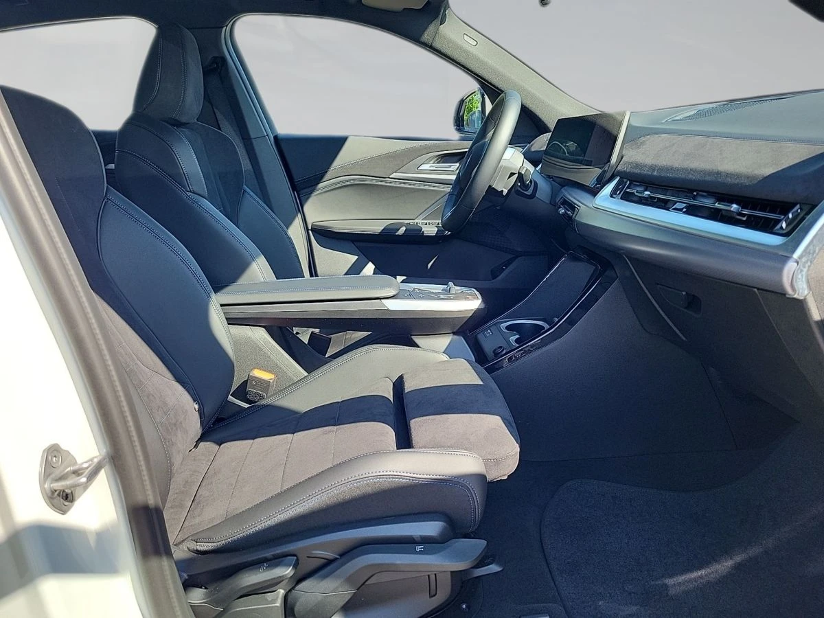 BMW iX2 eDRIVE20/M-SPORT/204HP/LED/PARKASS/AMBI/360/126f - изображение 10