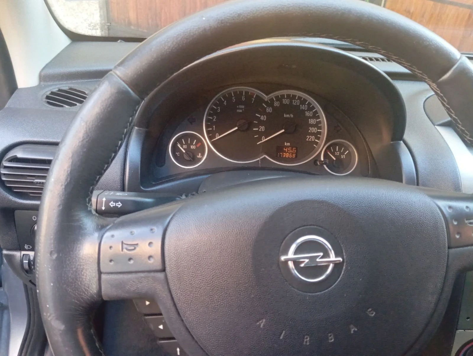 Opel Corsa 1.4 90 к.с - изображение 5