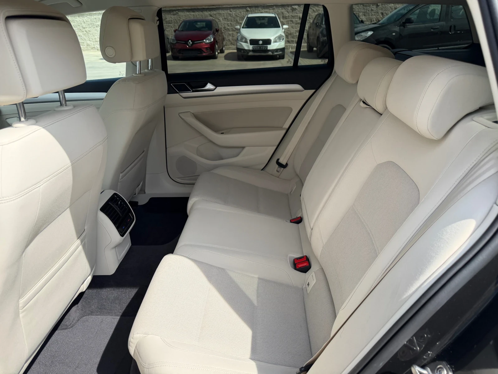 VW Passat 2.0TDI* АВТОМАТИК* ДИСТРОНИК* НАВИГАЦИЯ* ЛИЗИНГ* , снимка 7 - Автомобили и джипове - 53990889