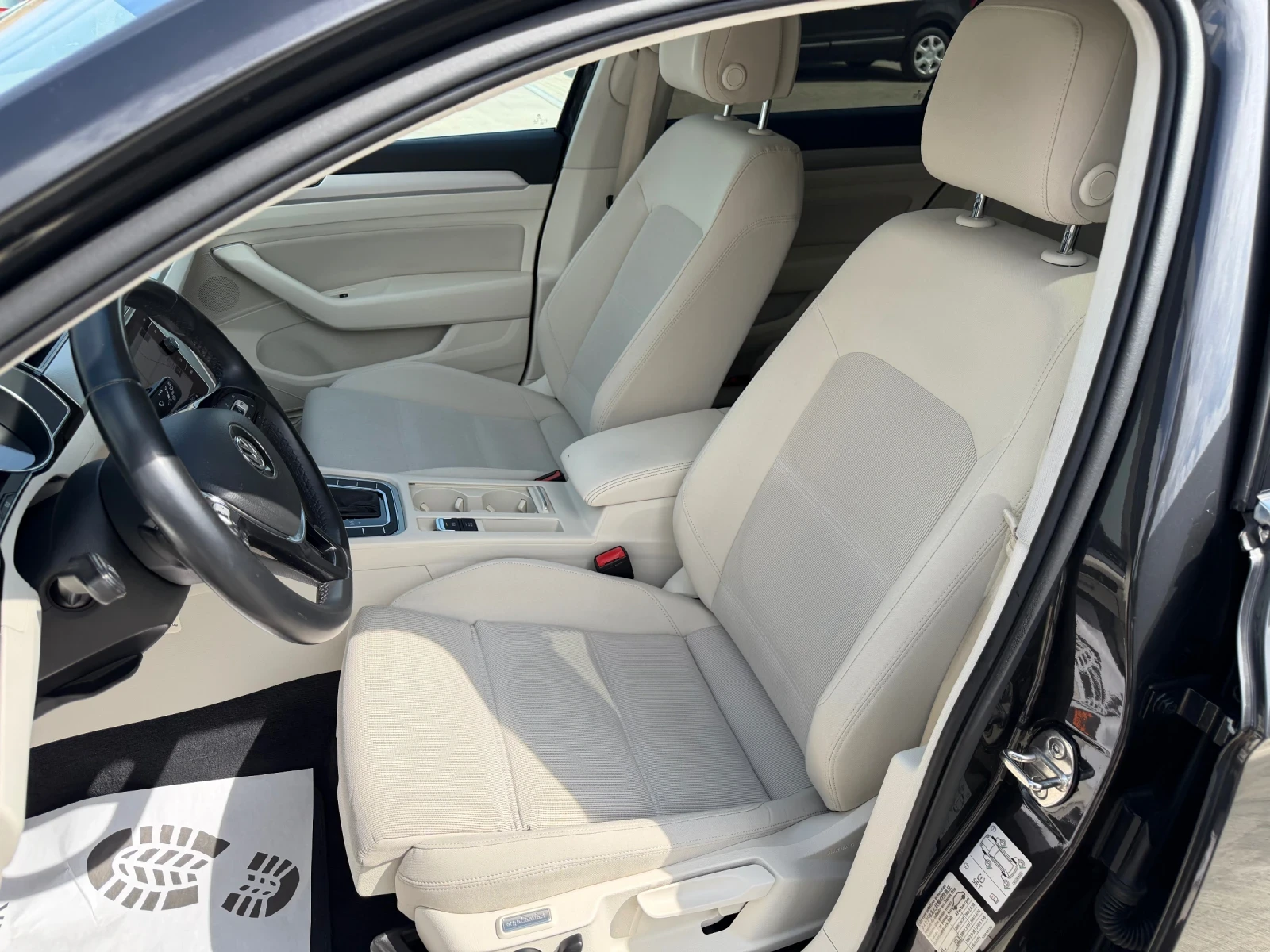 VW Passat 2.0TDI* АВТОМАТИК* ДИСТРОНИК* НАВИГАЦИЯ* ЛИЗИНГ* , снимка 9 - Автомобили и джипове - 53990889