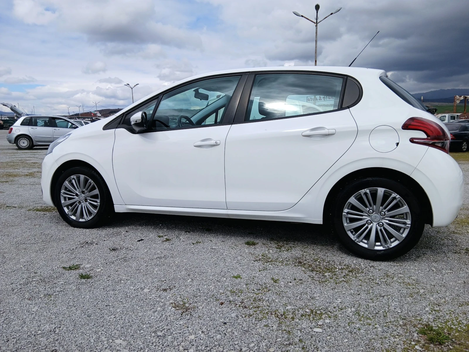 Peugeot 208 1.6 HDI, снимка 8 - Автомобили и джипове - 54080234