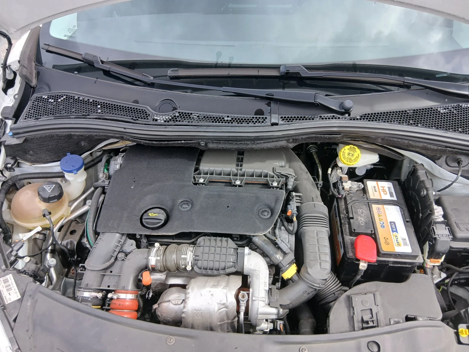 Peugeot 208 1.6 HDI, снимка 12 - Автомобили и джипове - 54080234