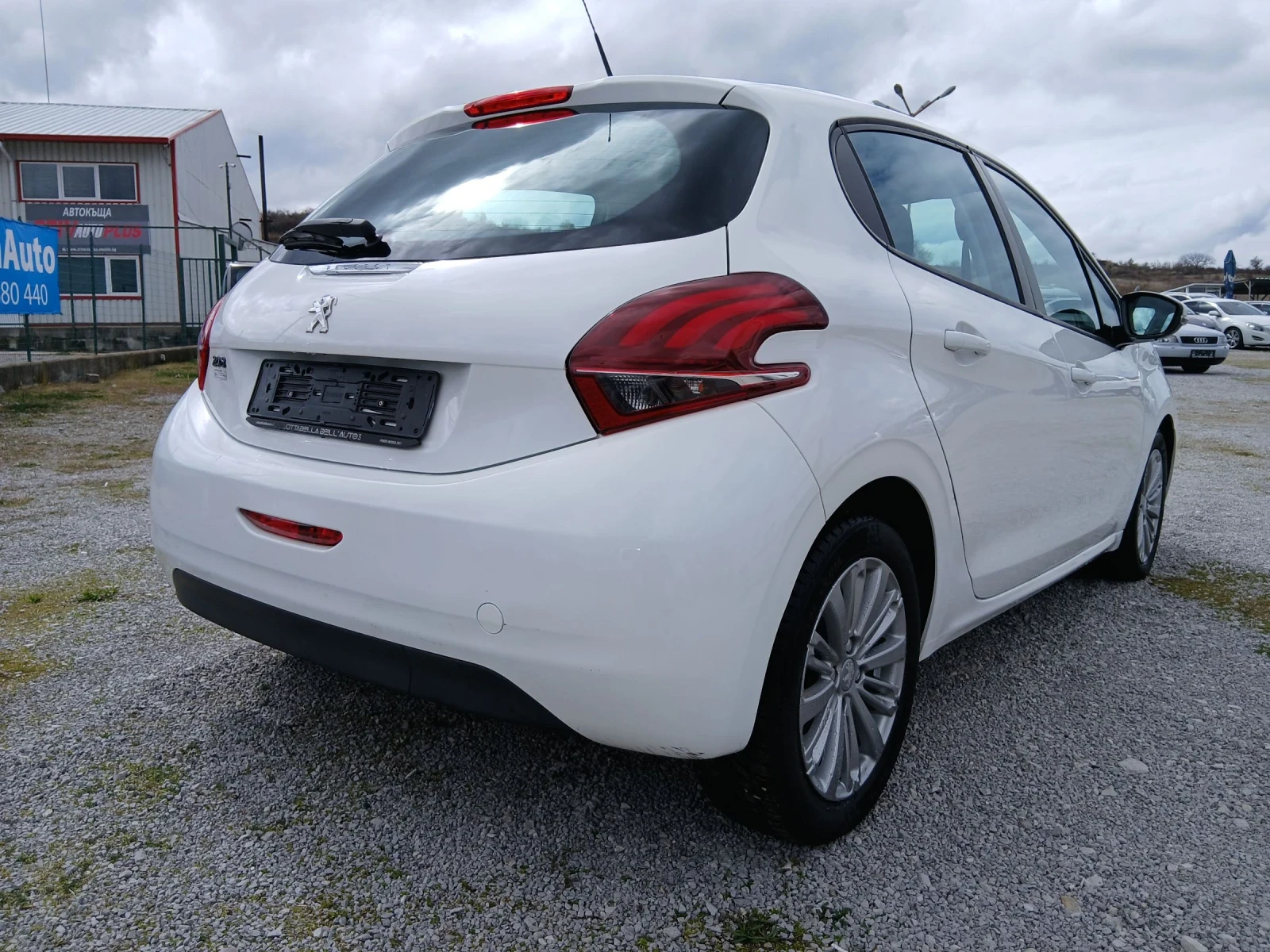 Peugeot 208 1.6 HDI, снимка 5 - Автомобили и джипове - 54080234