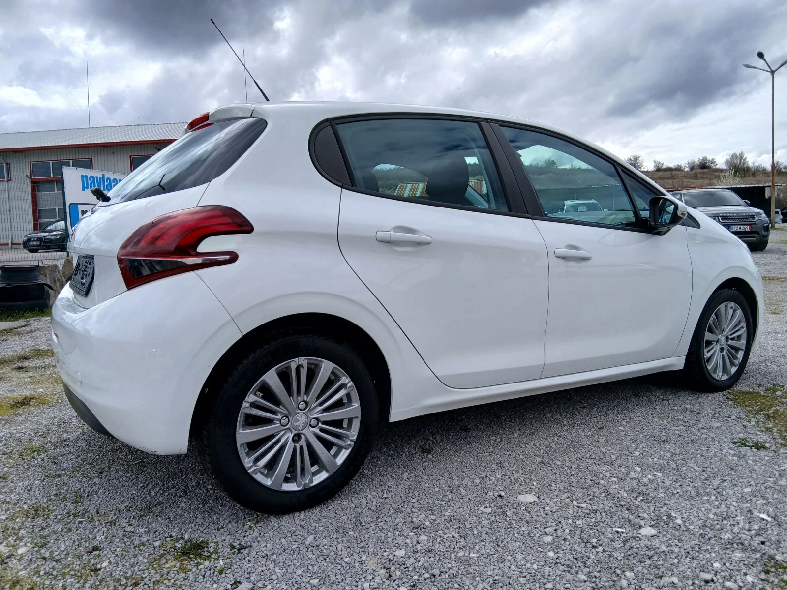 Peugeot 208 1.6 HDI, снимка 7 - Автомобили и джипове - 54080234