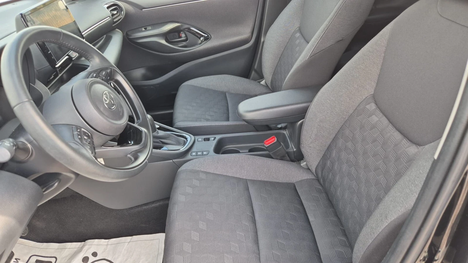 Toyota Yaris 1.5 HEV, снимка 3 - Автомобили и джипове - 55250103