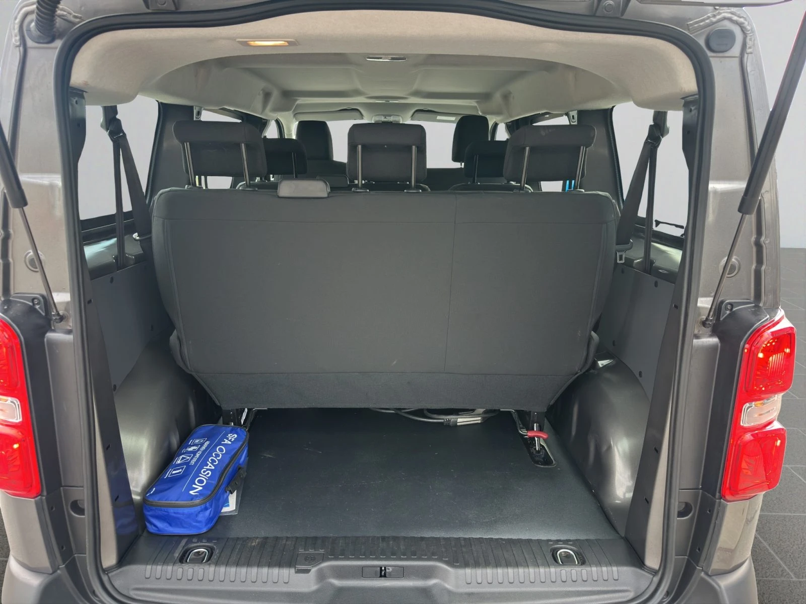 Peugeot Expert COMBI Standard Electric 100kW/ 50kWh//2208R04, снимка 13 - Автомобили и джипове - 55798735