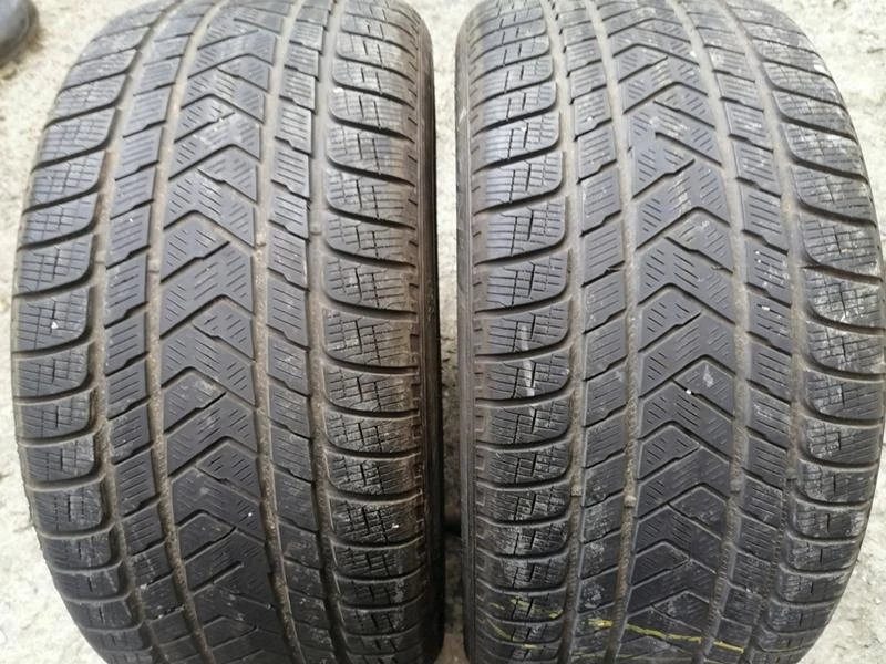 Гуми Зимни 295/35R21, снимка 1 - Гуми и джанти - 31188202