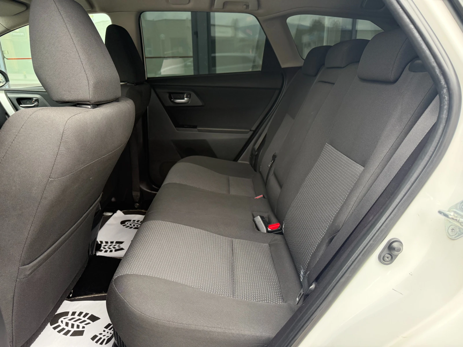 Toyota Auris 6 МЕСЕЦА ГАРАНЦИЯ/1.8 Hybrid 99к.с. Автоматик - изображение 8