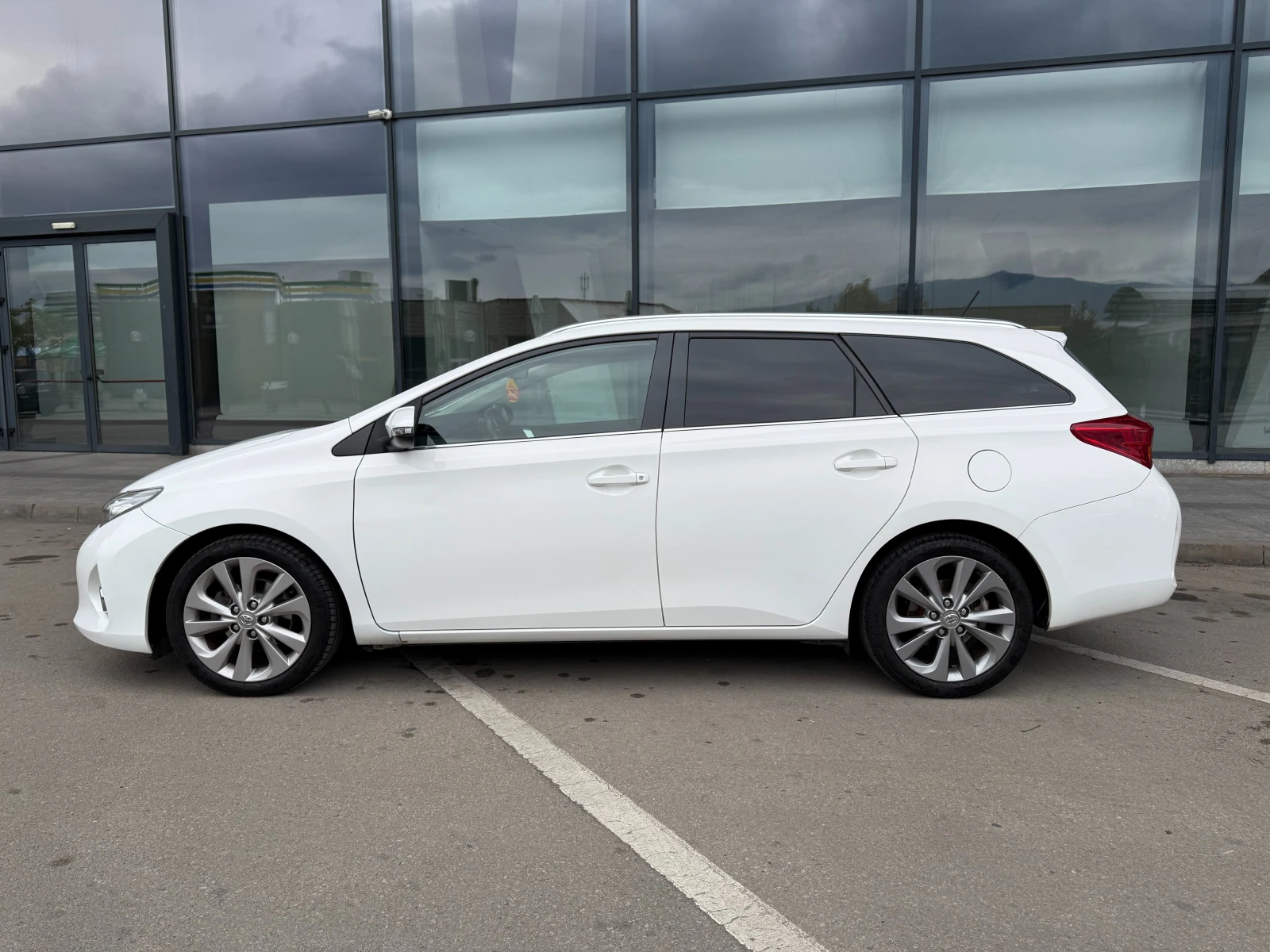 Toyota Auris 6 МЕСЕЦА ГАРАНЦИЯ/1.8 Hybrid 99к.с. Автоматик - изображение 2