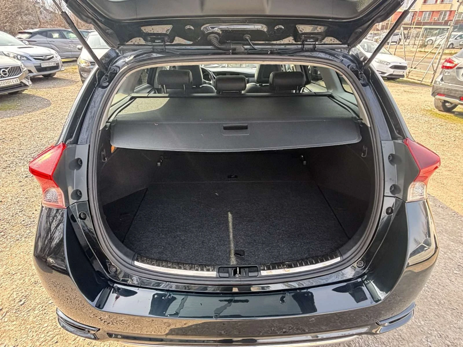 Toyota Auris 1.6D4D, снимка 14 - Автомобили и джипове - 53753505