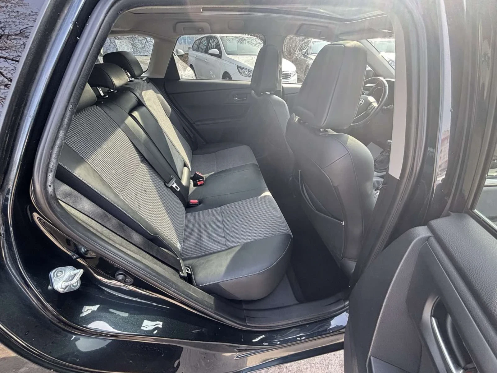 Toyota Auris 1.6D4D, снимка 10 - Автомобили и джипове - 53753505