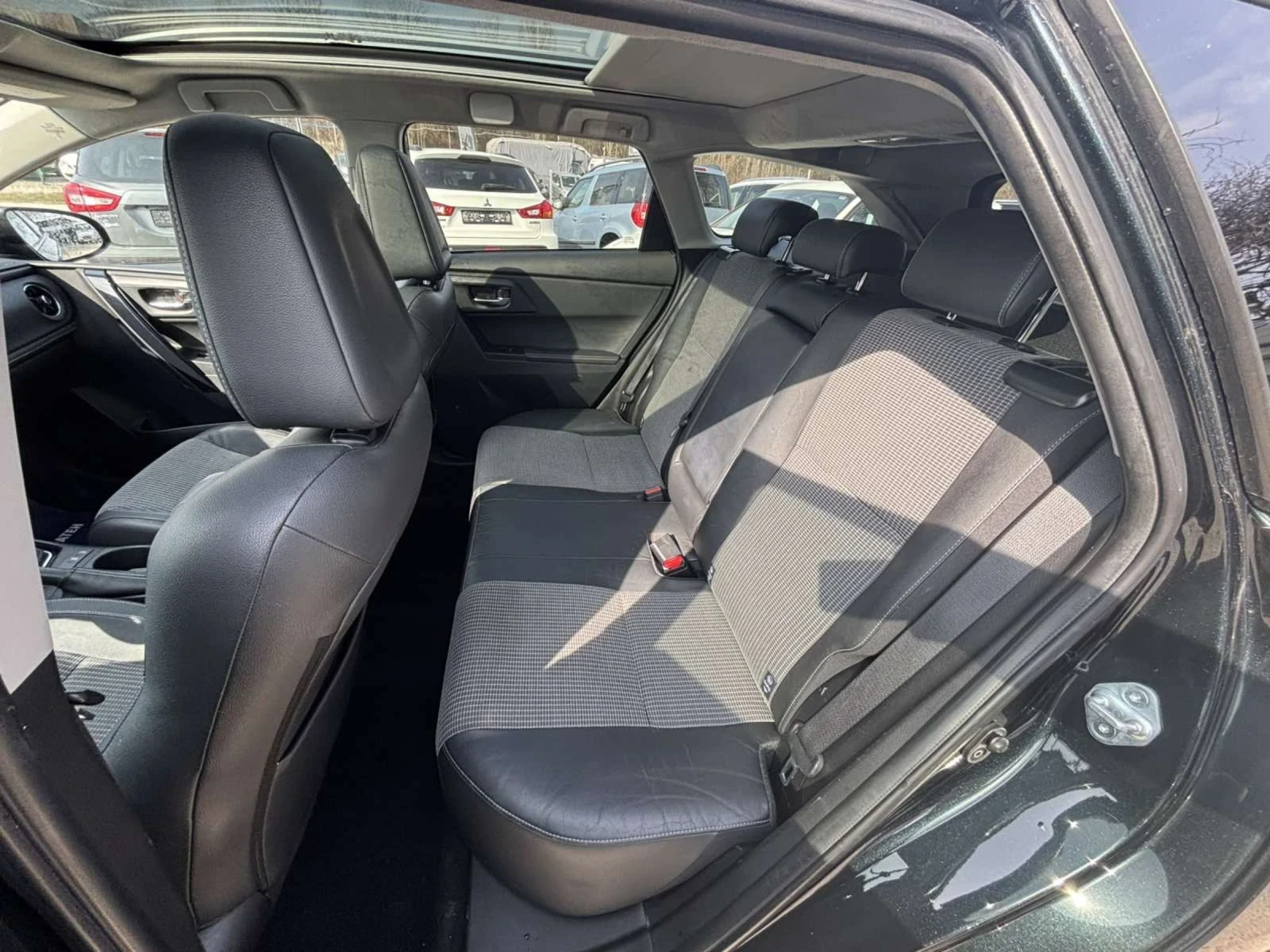 Toyota Auris 1.6D4D, снимка 8 - Автомобили и джипове - 53753505